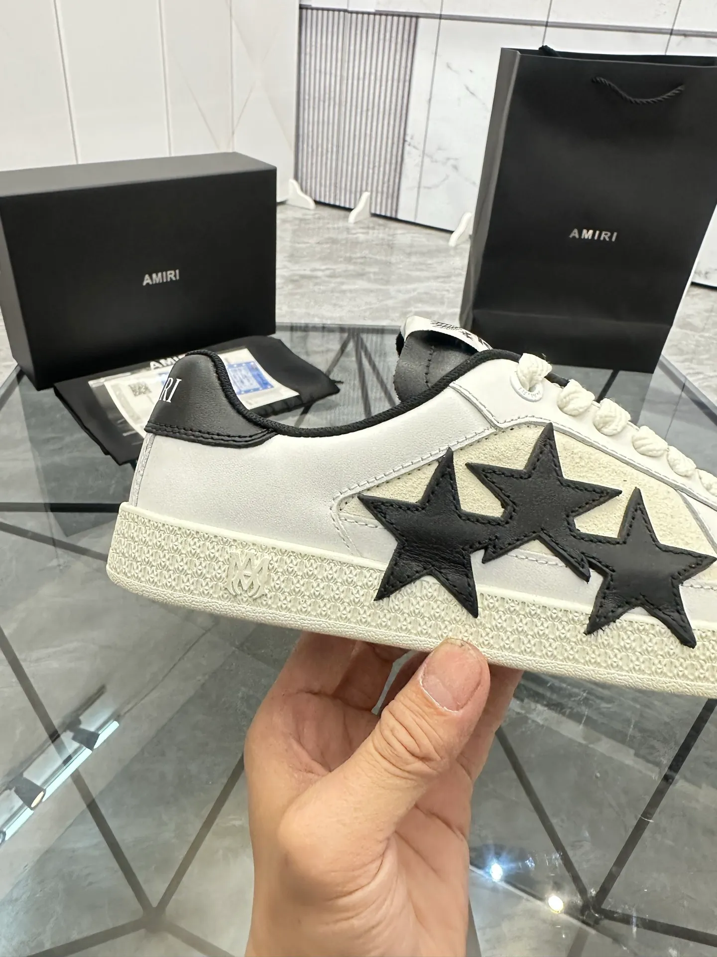 Men's shoes: 💰P560¥ Guangzhou top quality Product trademark: AMIRI* "Amir*" low-top casual shoes Regular size: 39-44 (can be customized to 45) Product material: imported first-layer cowhide leather upper, breathable lining, original outsole. Number: 525